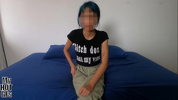 Hermosa flaquita María de cabello azul quiere experimentar y le baño la carita de semen.